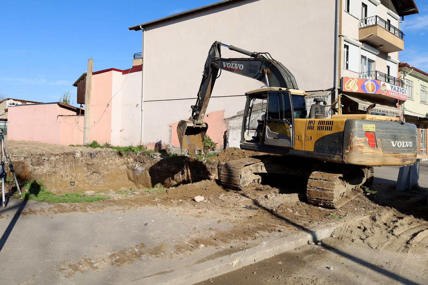 Sakarya’nın merkezindeki tarihi konağa ilk kazma vuruldu